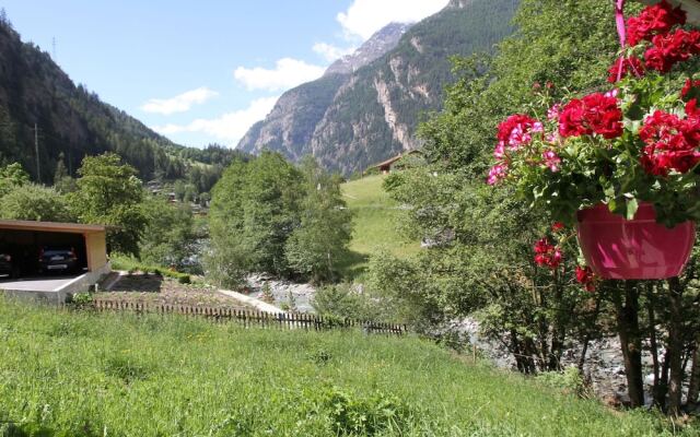 Spacious Apartment in Saint Niklaus near Mattertal Ski Area