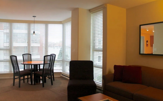 910 Beach Avenue Apartment Hotel