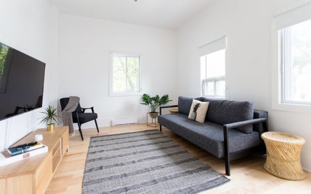 Stylish & Unique 3 Bdr Flat With Parking!