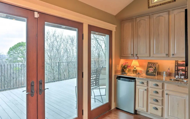 Beautiful Central Fayetteville Townhome w/ Views!