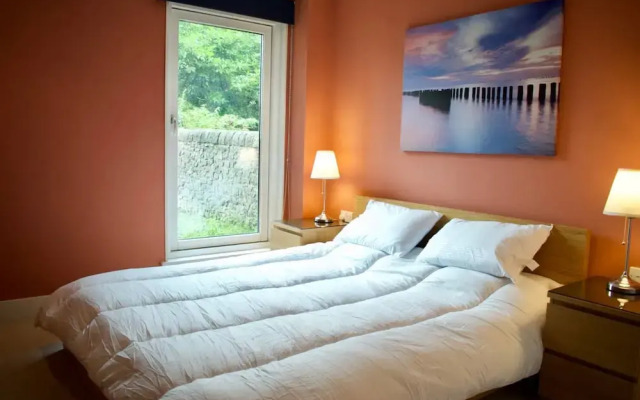 Super Central City Apartment - 1 Bedroom, Sleeps 4