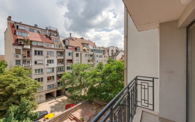 Bright and Newly Refurbished Apartment Near Center