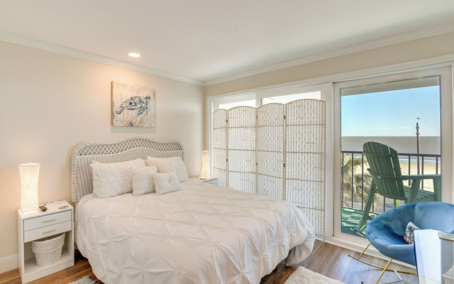 Galveston Beachfront Condo: Balcony & Pool Access!