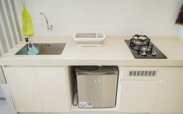 Homey And Warm Studio At Sky House Bsd Apartment