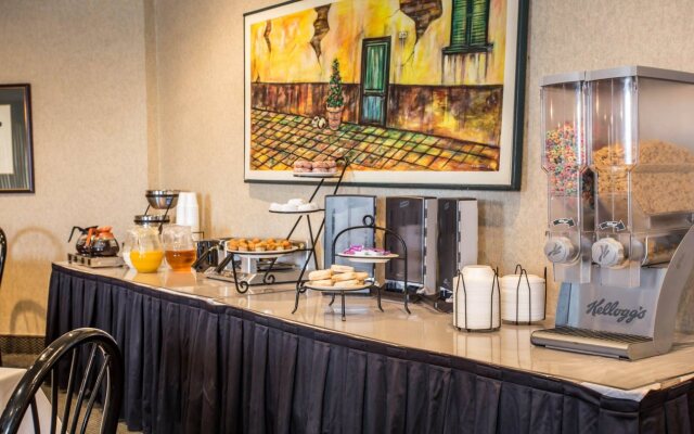 Econo Lodge Inn & Suites