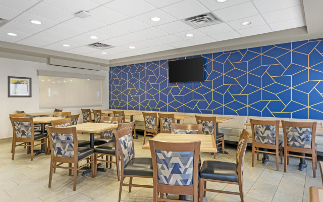 Best Western Plus Pembina Inn & Suites