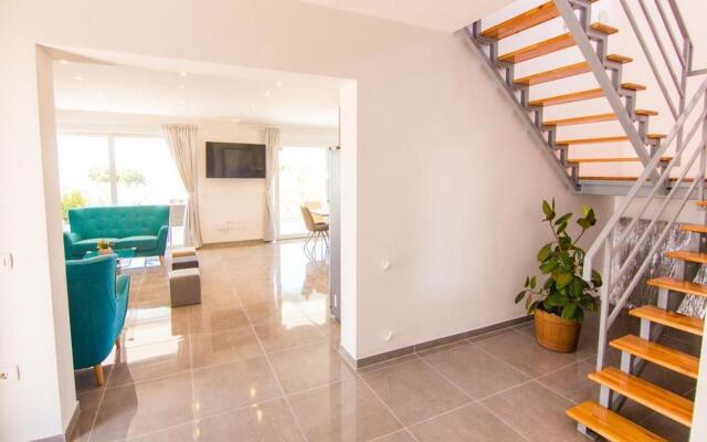 JoNa - with pool - H(8)