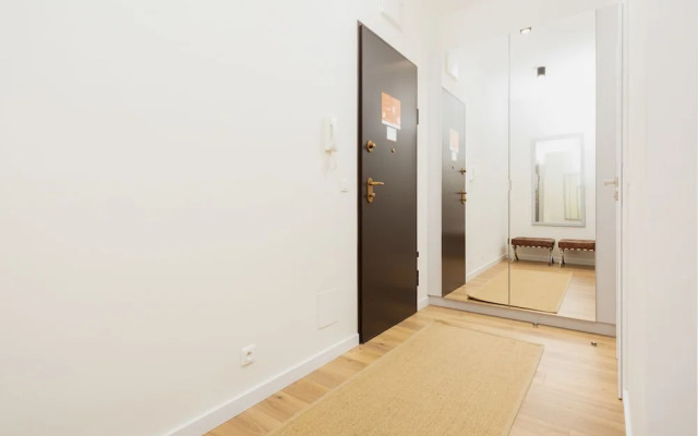 Apartment With Parking by Renters