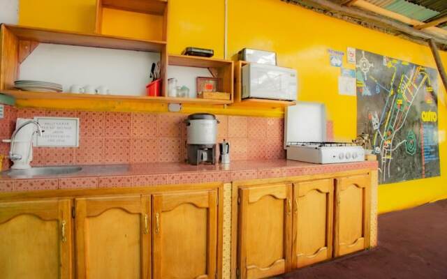 Colonial House Inn - Hostel