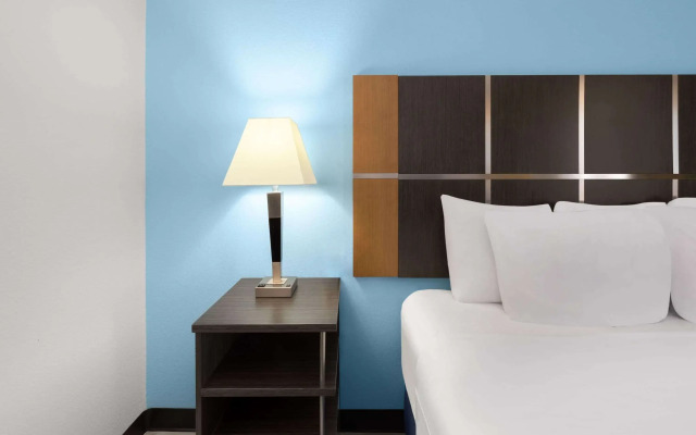 Days Inn & Suites by Wyndham Lubbock Medical Center