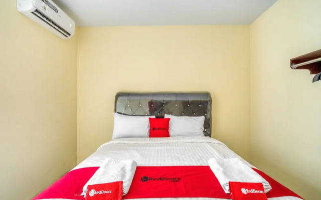 RedDoorz Plus near RSUD Dr. Pirngadi Medan 2 - Hostel