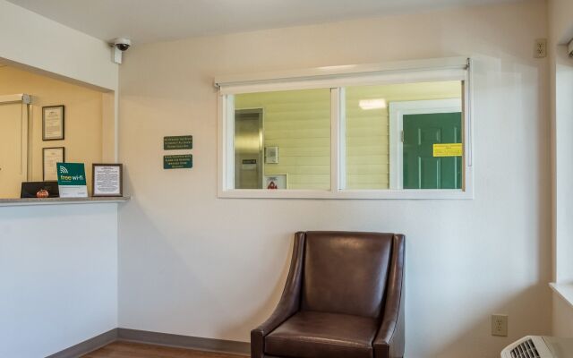 HomeTowne Studios by Red Roof Salem, OR