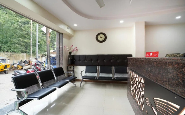 Oyo 18652 Hotel Golden Shah