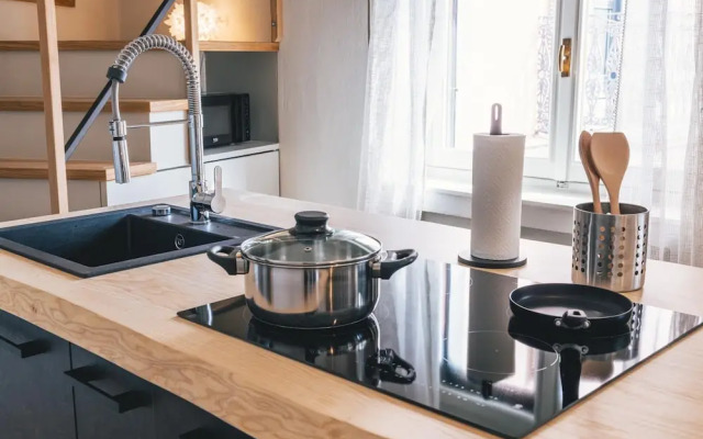 Elide B Tastefully Furnished Apartment Lakefront