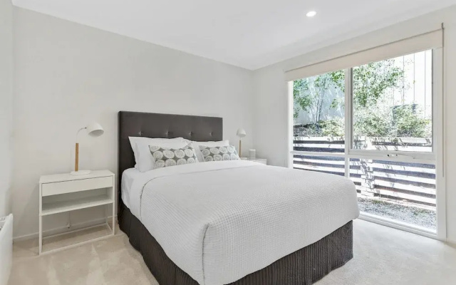 Clifftop Coastal Sanctuary With Panoramic Views