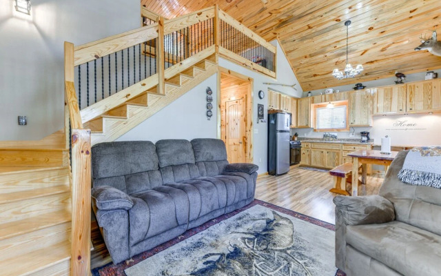 Hillside Cabin + Grill - Near Smoky Mountains