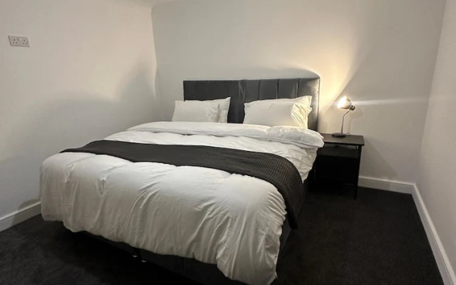 House-sleeps8-parking-garden