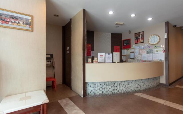 SUPER OYO 89408 Royal Hotel