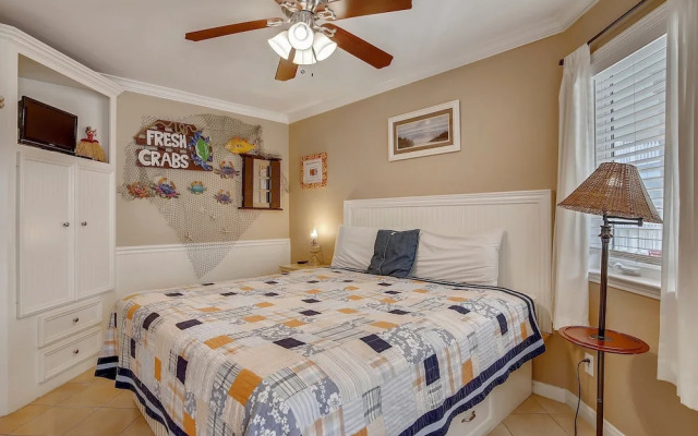 Seascape 1202 Studio Bedroom Condo by RedAwning
