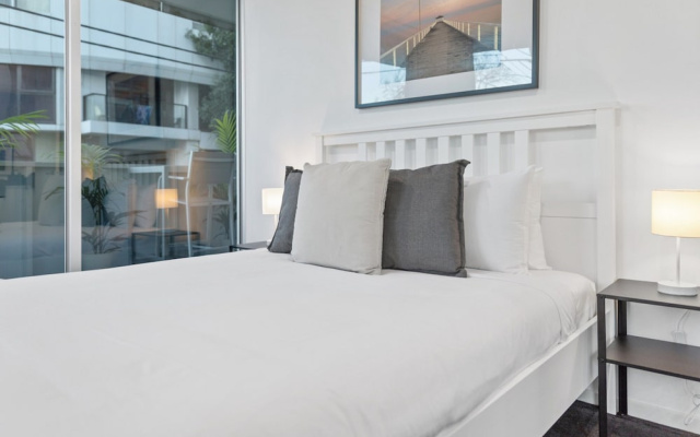 Sleek South Yarra 2-bed With Alfresco Dining – Guest Rooms – Melbourne