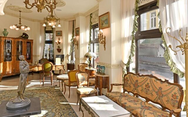 Royal Hotel