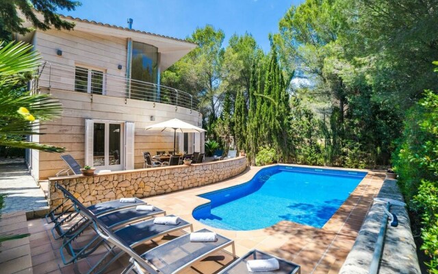 Spectacular Villa With Three Levels Located in Quiet Area