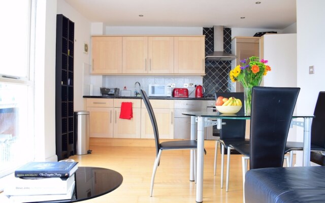 Modern 2 Bedroom Apartment Near Tower Hill