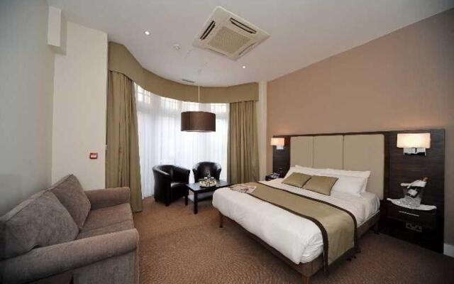 Raglan Hotel