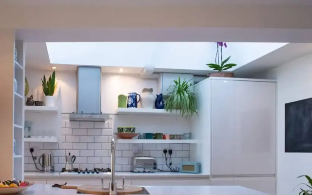 Stylish 2 Bedroom Flat Overlooking The River