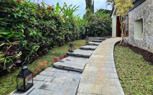 Villa 4-BR Klub Bunga No. 8 Batu Malang