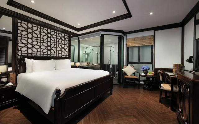 May de Ville Crown Hotel