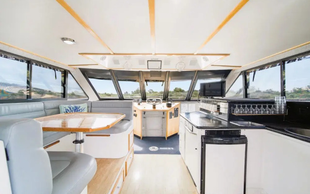Coomera Houseboat Holidays