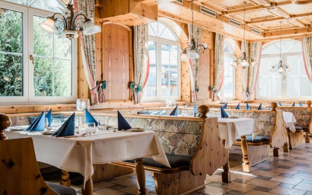 Hotel Rothirsch by Skinetworks