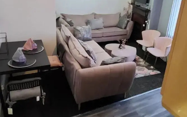 Wolverhampton City Centre - 1-bed Flat - Sleeps 3