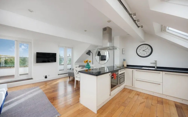 Modern 3 Bed Apartment - Parking
