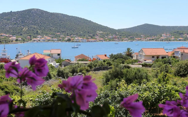 Apartments by the sea Vinisce, Trogir - 10241