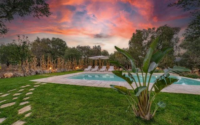 Trulli Stella, Mimosa & Porta Blu - 3 individual Luxury Trulli Villas with private pools and gardens