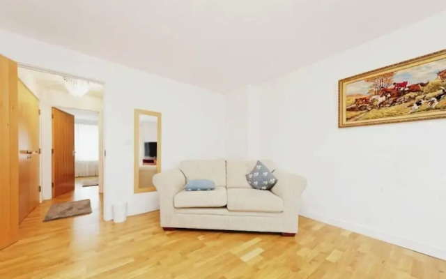 Beautiful Family Town Home With Private Parking