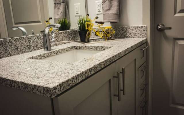 Luxury 2BR Apt In Uptown City View