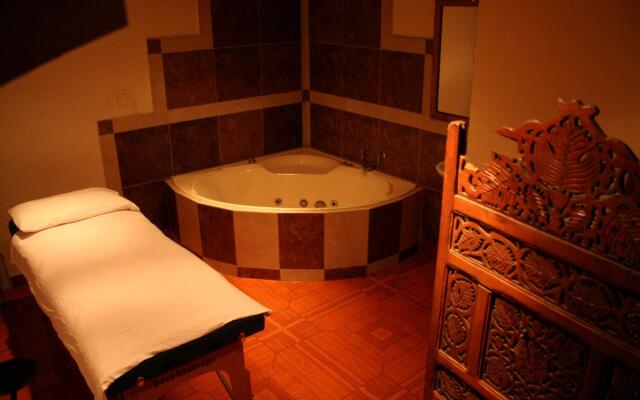 Charlies Place Hotel & Spa