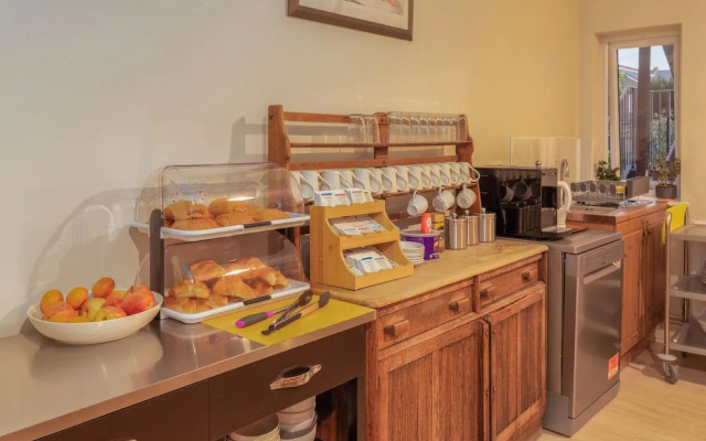 Ricky Road Guest House - Budget