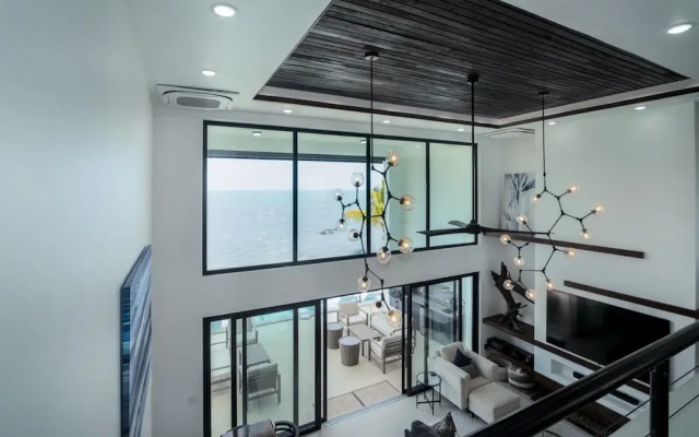 Spacious 4-bed Villa in Placencia Village w Pool