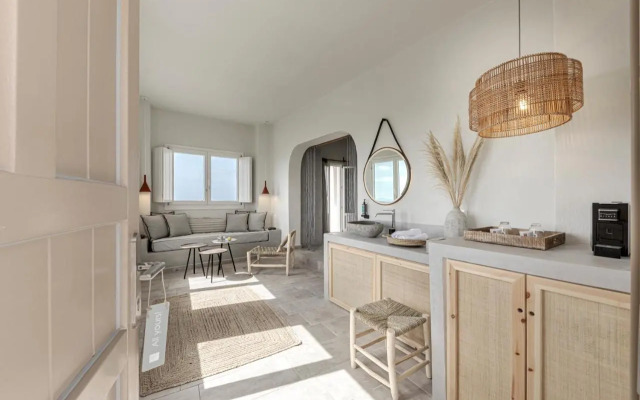 Luxury villa in Megalochori Santorini with Jacuzzi