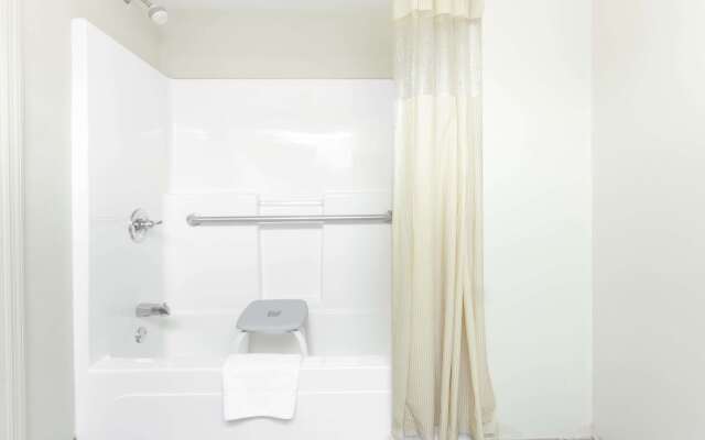 Days Inn & Suites by Wyndham Huntsville