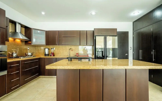 Spacious 5 Bedroom Oasis with Pool & BBQ
