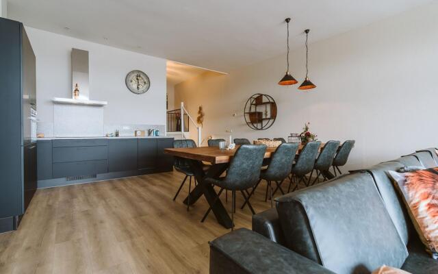 Luxury apartment overlooking the marina for 10 people