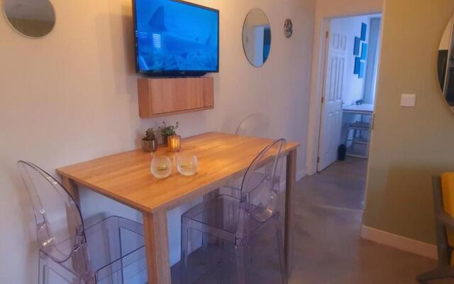 LUXURY BRAND NEW apartment - Excellent location 50m from the beach, restaurants, bars, shops