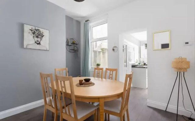 Large 4 Bed House - 4 Double Beds