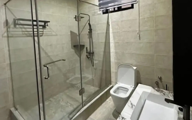 2BR Apartment With Pool and Wifi Near Airport