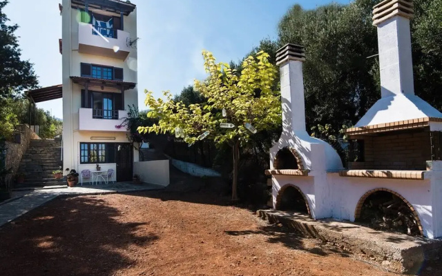 Room in Guest Room - Private Yard Studio 8 km - 5min Away From Malia